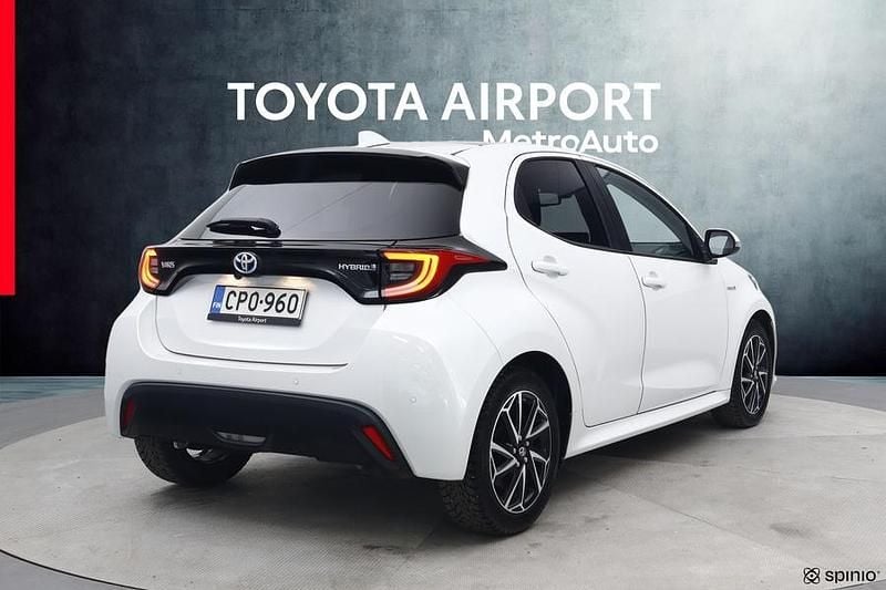 Käytetty Toyota Yaris Hybrid Style 116 HP (85 kW) 2021 Valkoinen Viistoperä