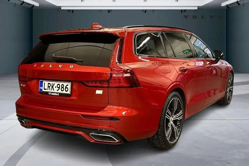 Käytetty Volvo V60 R-Design 456 HP (335 kW) 2022 Met. punainen Farmari