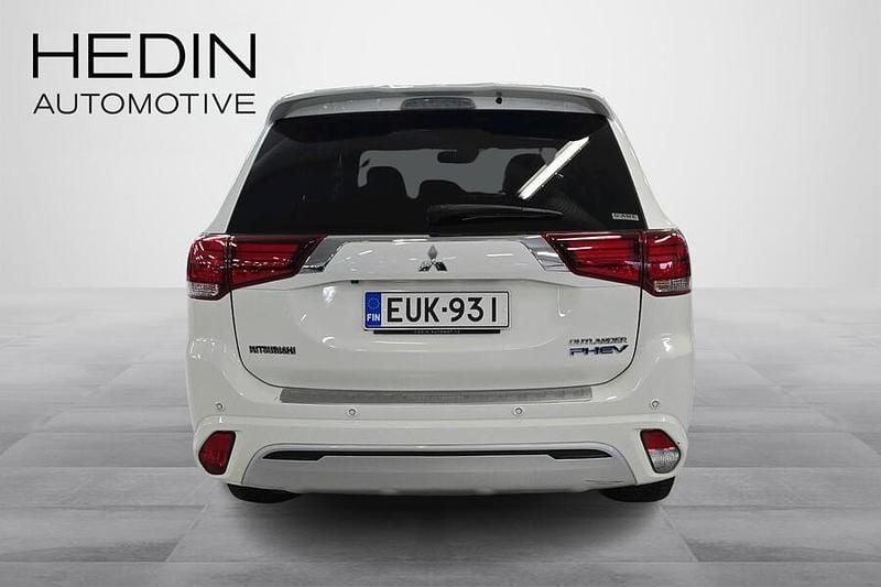 Käytetty Mitsubishi Outlander P-HEV Instyle 135 HP (99 kW) 2019 Valkoinen Katumaasturi