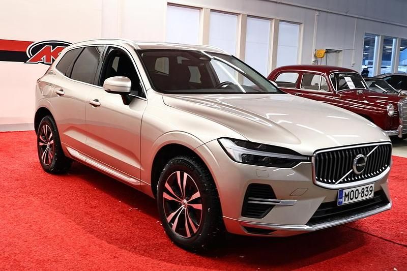 Käytetty Volvo XC60 Core 350 HP (257 kW) 2023 Ruskea Katumaasturi