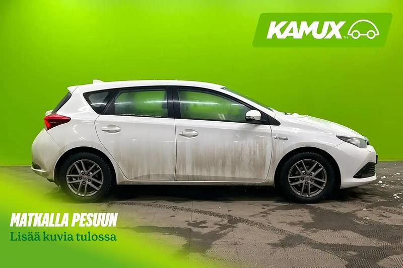Käytetty Toyota Auris Hybrid Edition 99 HP (72 kW) 2017 Valkoinen Sedan