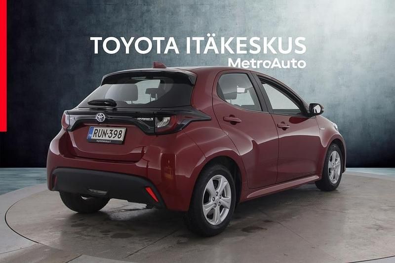 Käytetty Toyota Yaris Hybrid Active 116 HP (85 kW) 2021 Punainen Viistoperä