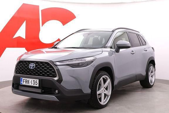 Manhattan grey Käytetty 2023 Toyota Corolla Cross Edition Katumaasturi | 36 990 € (Perustarjous) - Kuva 1/4