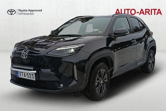 Käytetty Toyota Yaris Cross Plus 114 HP (83 kW) 2024 Musta Katumaasturi