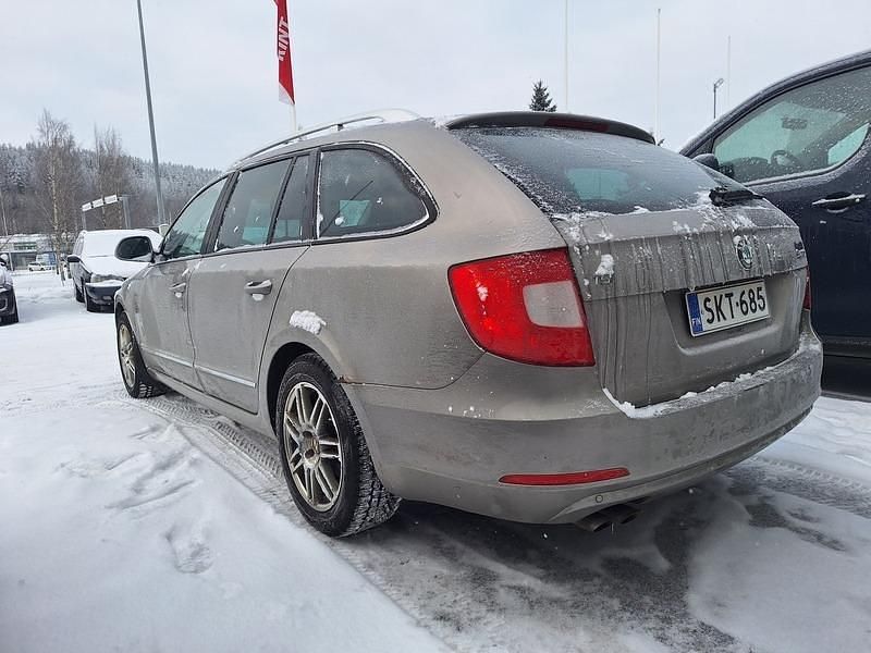 Käytetty Skoda Superb Comfort 125 HP (91 kW) 2012 Farmari