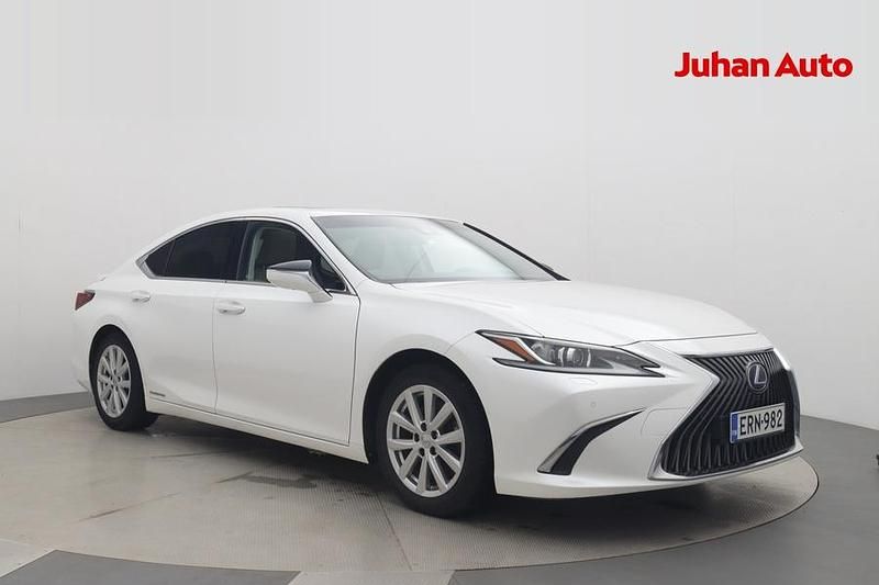 Valkoinen Käytetty 2019 Lexus ES300H Executive Line Sedan | 31 990 € (Perustarjous) - Kuva 1/4