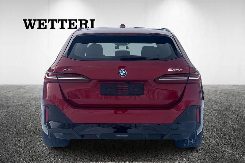 Uusi BMW 530e M Sport 299 HP (219 kW) 2025 Punainen Farmari