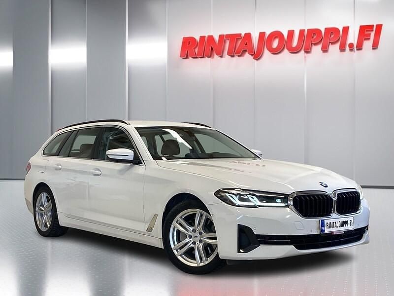Valkoinen Käytetty 2021 BMW 530e Comfort Edition Farmari | 26 670 € (Supertarjous) - Kuva 1/4