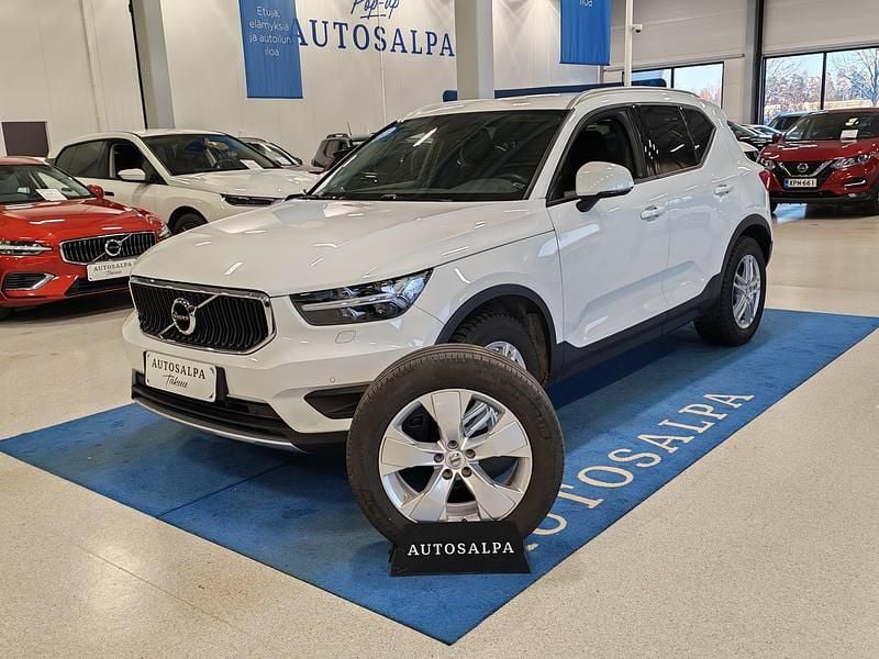 Käytetty Volvo XC40 Momentum 163 HP (119 kW) 2020 Katumaasturi
