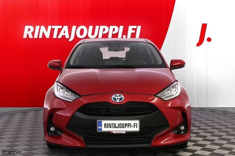Käytetty Toyota Yaris Hybrid Style 92 HP (67 kW) 2023 Punainen Viistoperä
