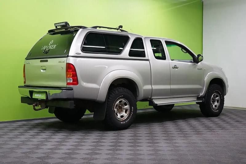 Käytetty Toyota HiLux SR 144 HP (105 kW) 2011 Hopea / harmaa Nouto