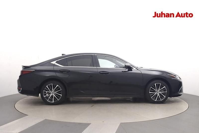 Käytetty Lexus ES300H 178 HP (130 kW) 2024 Musta Sedan