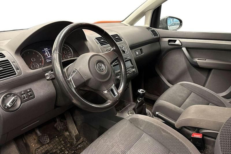 Käytetty VW Touran Comfortline 103 HP (75 kW) 2012 Harmaa Tila-auto