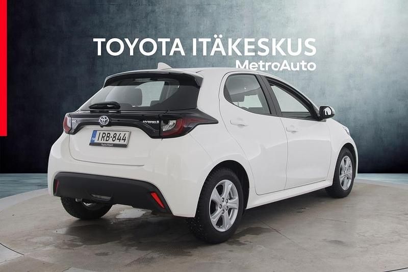 Käytetty Toyota Yaris Hybrid Active 116 HP (85 kW) 2023 Valkoinen Viistoperä