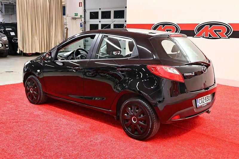 Käytetty Mazda 2 75 HP (55 kW) 2010 Musta Viistoperä