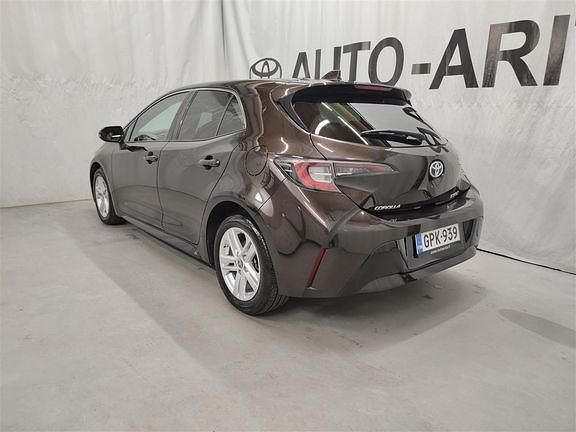 Käytetty Toyota Corolla Edition 121 HP (88 kW) 2023 Ruskea (beige) Viistoperä