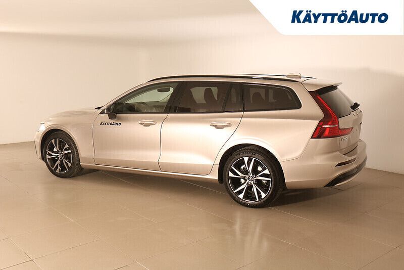 Käytetty Volvo V60 Plus 222 HP (163 kW) 2022 Ruskea Farmari