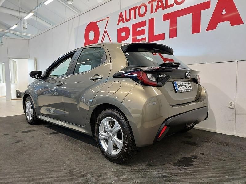 Käytetty Toyota Yaris Hybrid Active 116 HP (85 kW) 2024 Ruskea Viistoperä