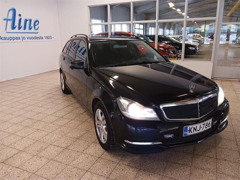 Käytetty Mercedes C200 136 HP (100 kW) 2013 Musta Farmari
