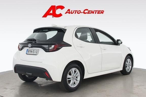 Käytetty Toyota Yaris Active 114 HP (83 kW) 2023 040 valkoinen Viistoperä