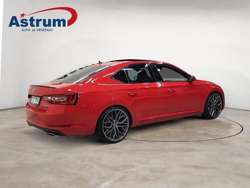 Käytetty Skoda Superb SportLine 280 HP (205 kW) 2017 Punainen Sedan