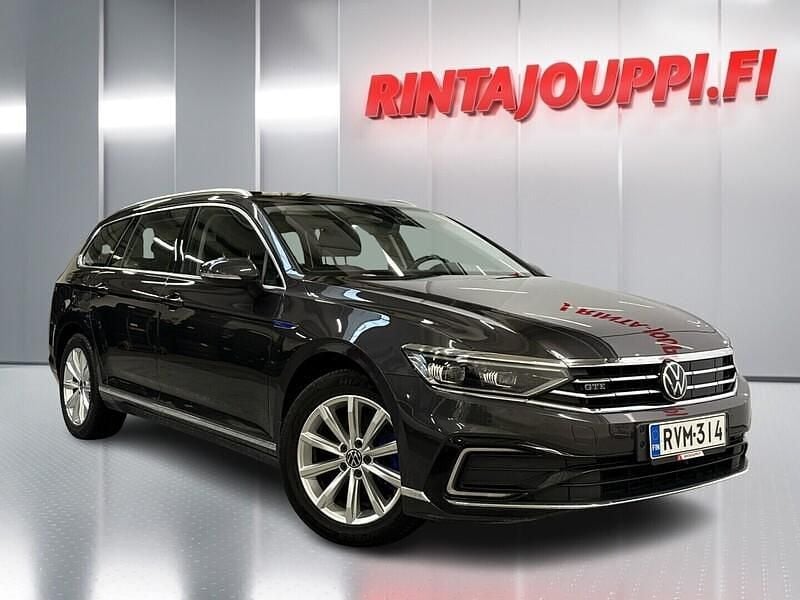 Harmaa Käytetty 2021 VW Passat GTE Farmari | 22 270 € (Hieman kallis) - Kuva 1/4