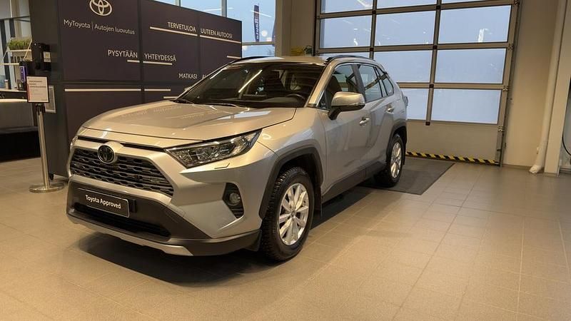 Hopea Käytetty 2019 Toyota RAV4 Multidrive S Katumaasturi | 31 800 € (Hyvä tarjous) - Kuva 1/4