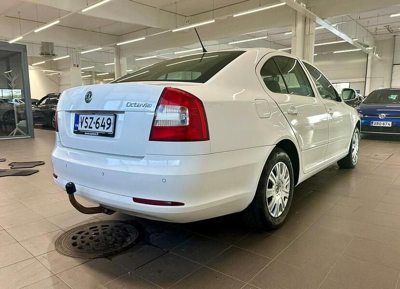 Käytetty Skoda Octavia Ambiente 105 HP (77 kW) 2013 Valkoinen Viistoperä