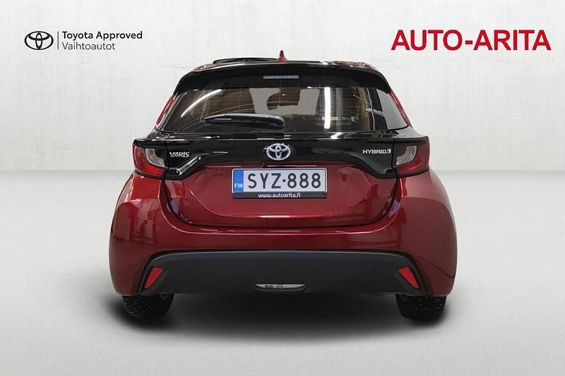 Käytetty Toyota Yaris Hybrid Active 116 HP (85 kW) 2021 Punainen Viistoperä