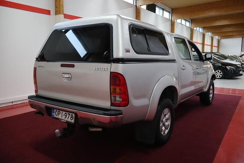 Käytetty Toyota HiLux SR 102 HP (75 kW) 2006 Hopea Nouto