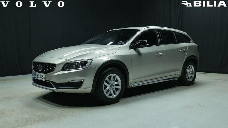 Käytetty Volvo V60 CC Momentum 245 HP (180 kW) 2017 Ruskea Farmari