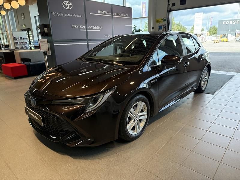 Ruskea (beige) Käytetty 2020 Toyota Corolla Active Viistoperä | 19 200 € (Perustarjous) - Kuva 1/4