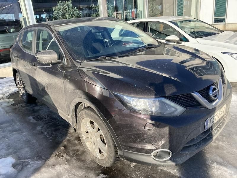 Käytetty Nissan Qashqai Acenta 116 HP (85 kW) 2015 Violetti Katumaasturi