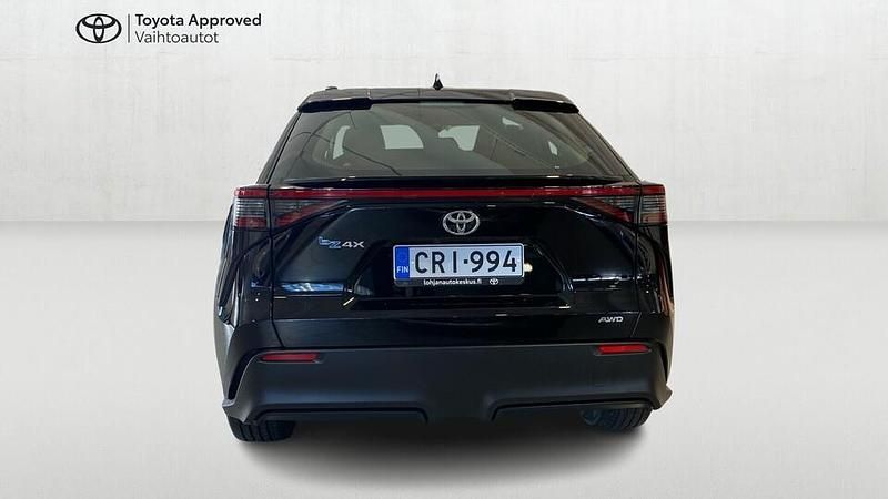 Käytetty Toyota bZ4X Active 160 kW (218 HP) 2023 Musta Katumaasturi