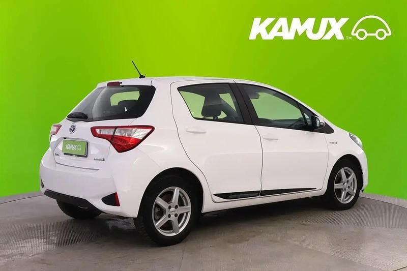 Käytetty Toyota Yaris Hybrid Active 73 HP (53 kW) 2018 Valkoinen Sedan