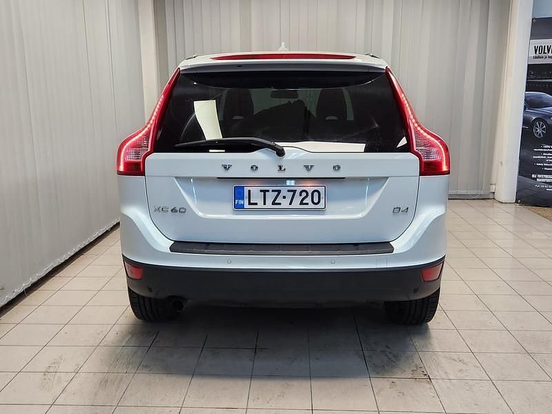 Käytetty Volvo XC60 Summum 163 HP (119 kW) 2013 Valkoinen Katumaasturi