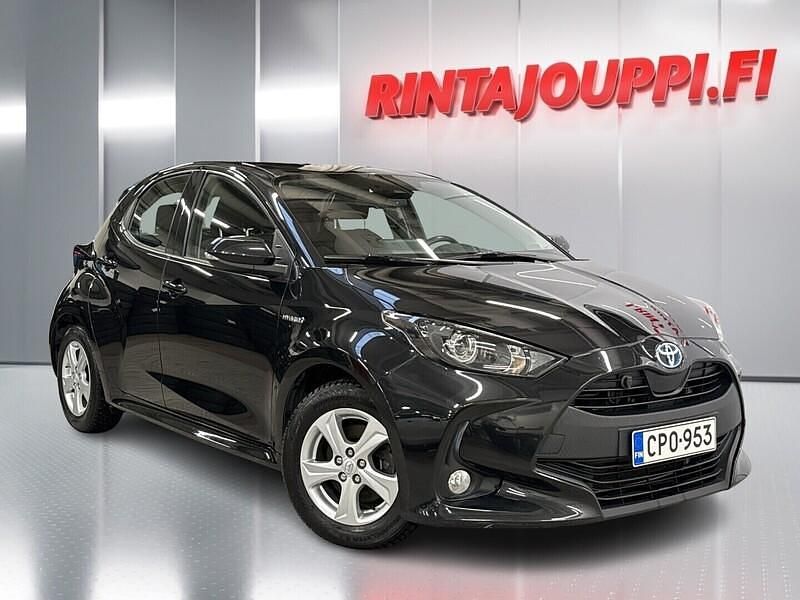 Käytetty Toyota Yaris Hybrid Active 116 HP (85 kW) 2021 Musta Viistoperä