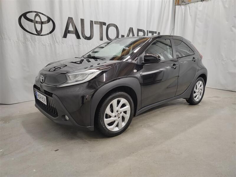 Musta Käytetty 2022 Toyota Aygo Multidrive S Viistoperä | 17 900 € (Hieman kallis) - Kuva 1/4