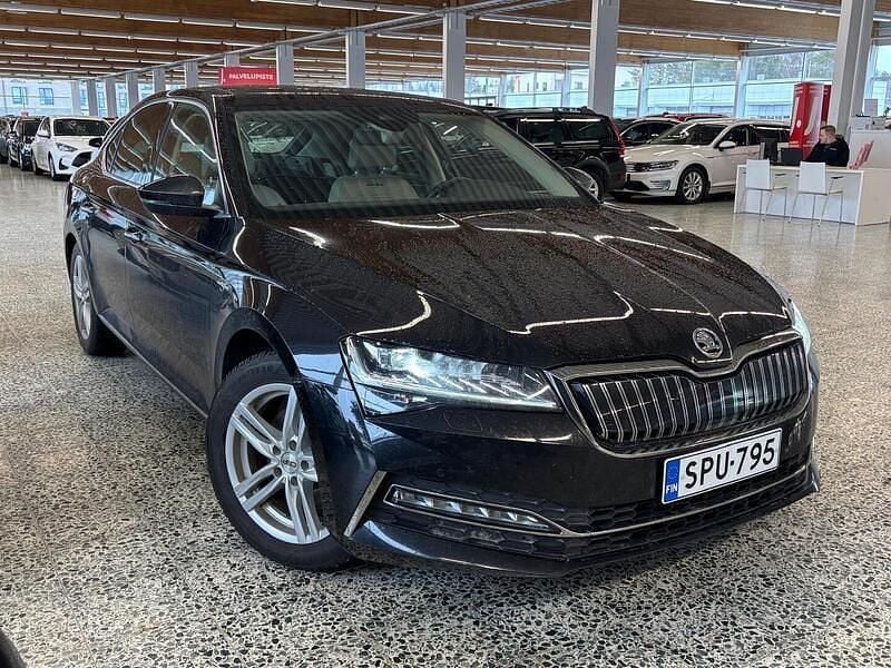 Käytetty Skoda Superb LAURIN & KLEMENT 156 HP (114 kW) 2020 Musta Sedan