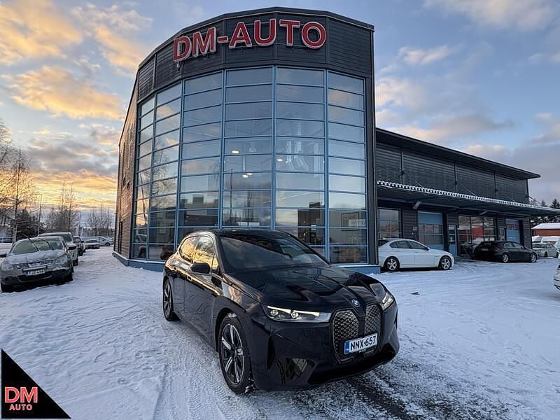 Musta Käytetty 2022 BMW iX Comfort Edition Katumaasturi | 49 390 € (Hieman kallis) - Kuva 1/4