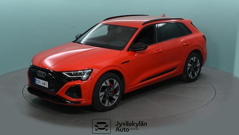 Punainen Käytetty 2023 Audi Q8 e-tron S-Line Katumaasturi | 67 850 € (Hieman kallis) - Kuva 1/4