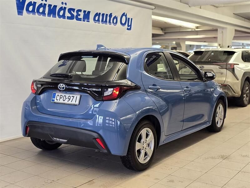 Käytetty Toyota Yaris Hybrid Active 116 HP (85 kW) 2021 Sininen Viistoperä