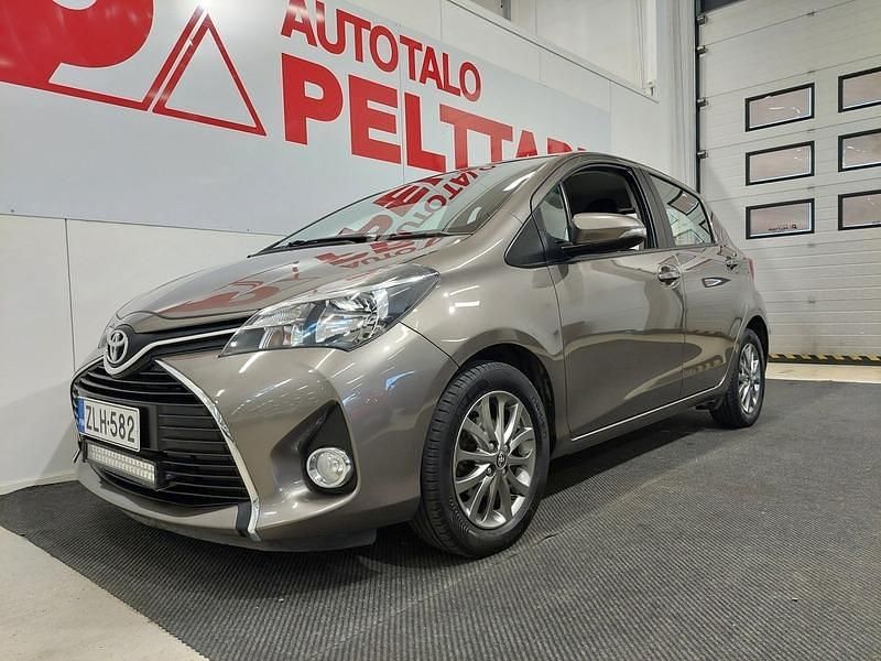 Harmaa Käytetty 2016 Toyota Yaris Active Viistoperä | 13 900 € (Hieman kallis) - Kuva 1/4