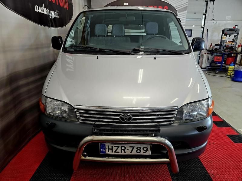 Käytetty Toyota HiAce 102 HP (75 kW) 2003 Tila-auto