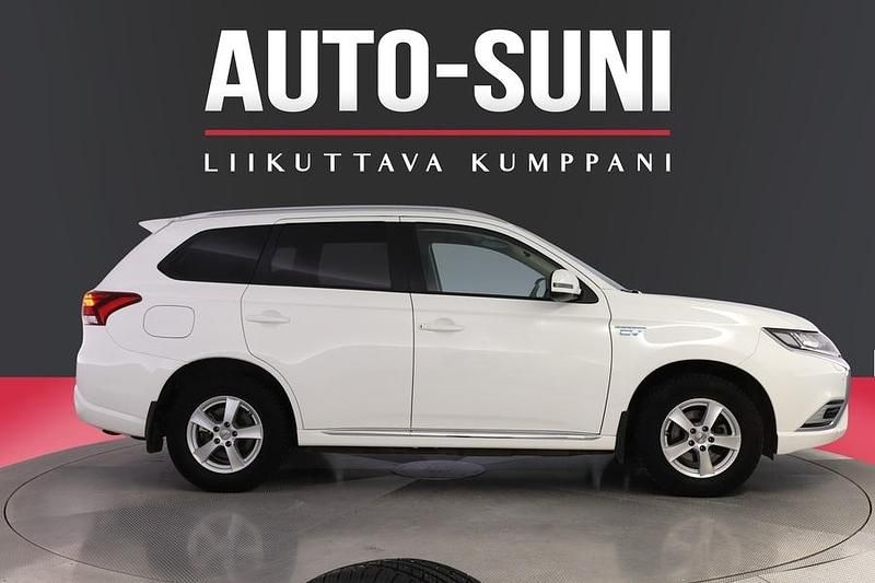 Käytetty Mitsubishi Outlander P-HEV Invite 135 HP (99 kW) 2019 Valkoinen Katumaasturi