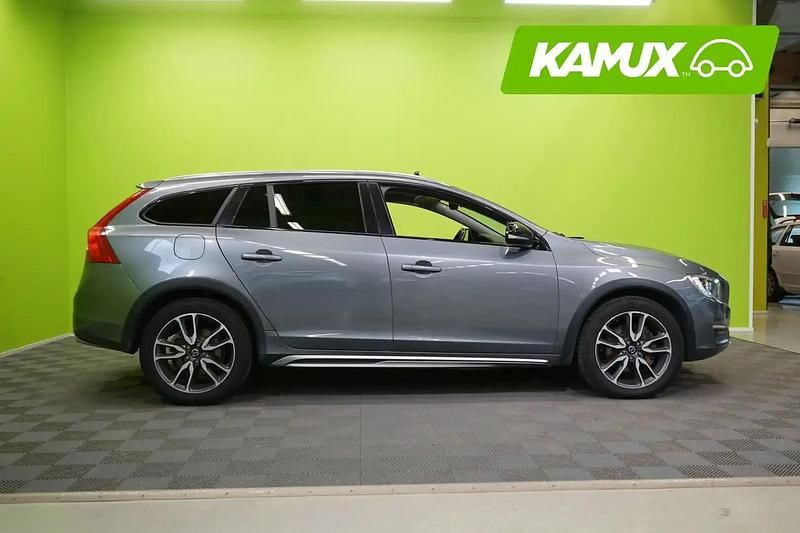 Käytetty Volvo V60 CC Summum 150 HP (110 kW) 2016 Hopea / harmaa Farmari