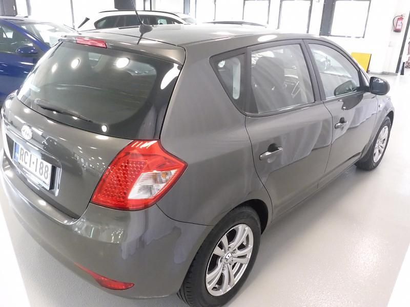 Käytetty Kia Ceed EX 124 HP (91 kW) 2010 Hopea Viistoperä
