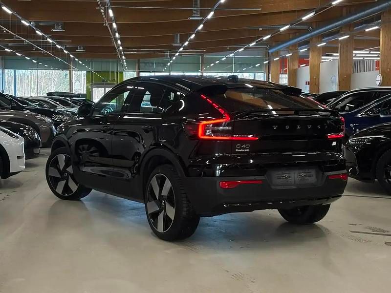 Käytetty Volvo C40 300 kW (408 HP) 2022 Musta Katumaasturi