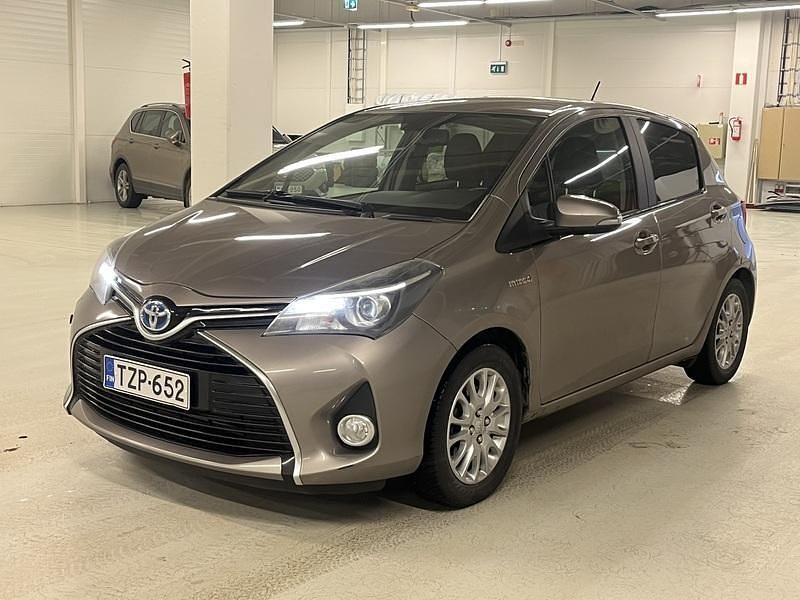 Käytetty 2015 Toyota Yaris Hybrid Style Viistoperä | 11 990 € (Perustarjous) - Kuva 1/4