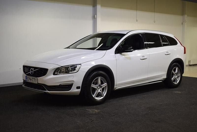 Käytetty 2018 Volvo V60 CC Standard Farmari | 23 900 € (Perustarjous) - Kuva 1/4